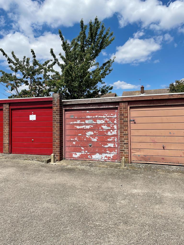 Lot: 83 - FREEHOLD LOCK-UP GARAGE - 